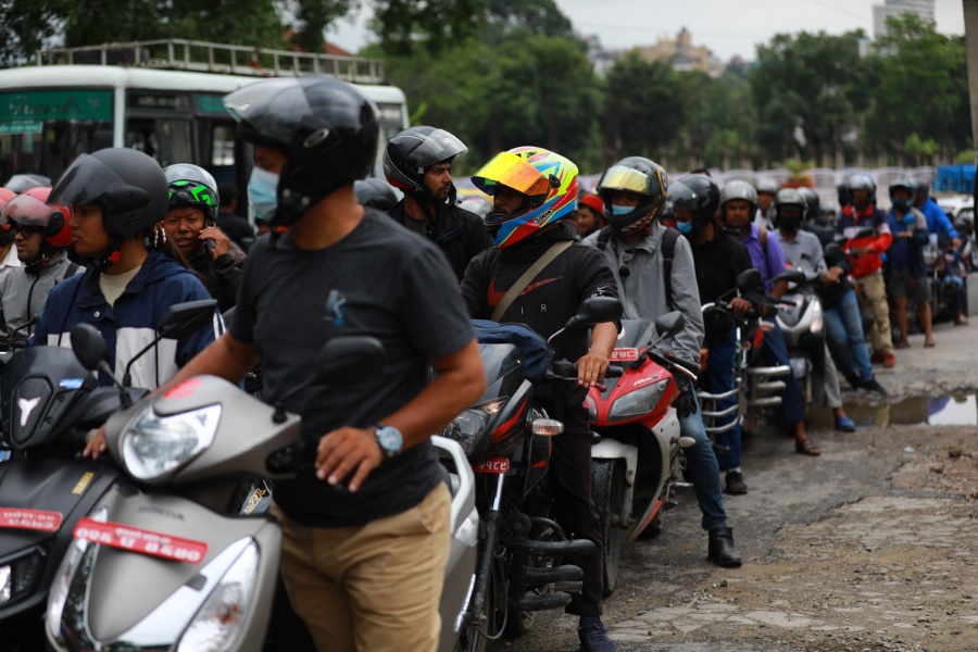 ट्यांकर चालकहरूको विरोधले पेट्रोल पम्पमा सवारीसाधानको चाप (तस्वीरहरू)