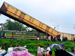 भारतको पश्चिम बंगालमा २ रेल आपसमा ठोक्किँदा १५ जनाको मृत्यु, ६० घाइते