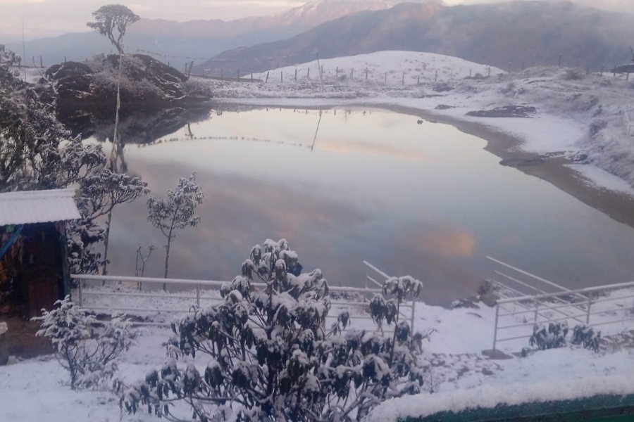 तेह्रथुमको पर्यटकीय क्षेत्र तीनजुरे हिउँले सेताम्मे