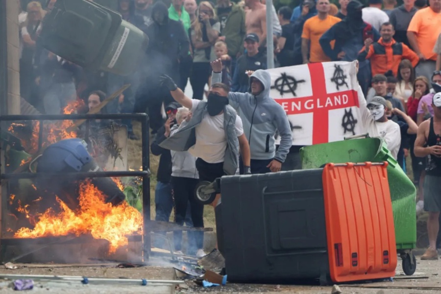 बेलायतमा हिंसात्मक प्रदर्शन बढेसँगै प्रधानमन्त्रीले डाके ‘कोब्रा मिटिङ’