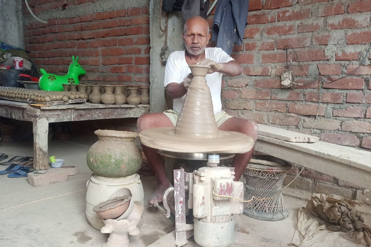 माटोका भाँडा बनाएर घरखर्च जोहो