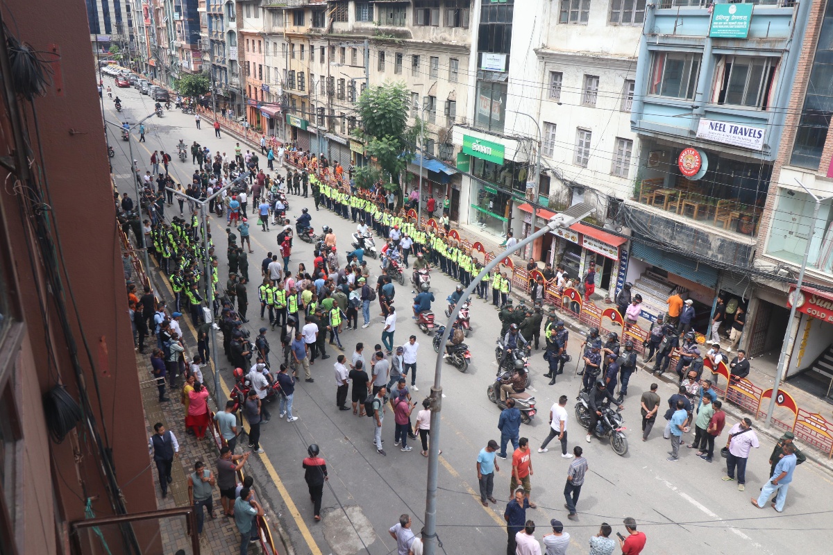 नयाँ सडकमा फुटपाथ विस्तारको विरोधमा सडकबाटै काम