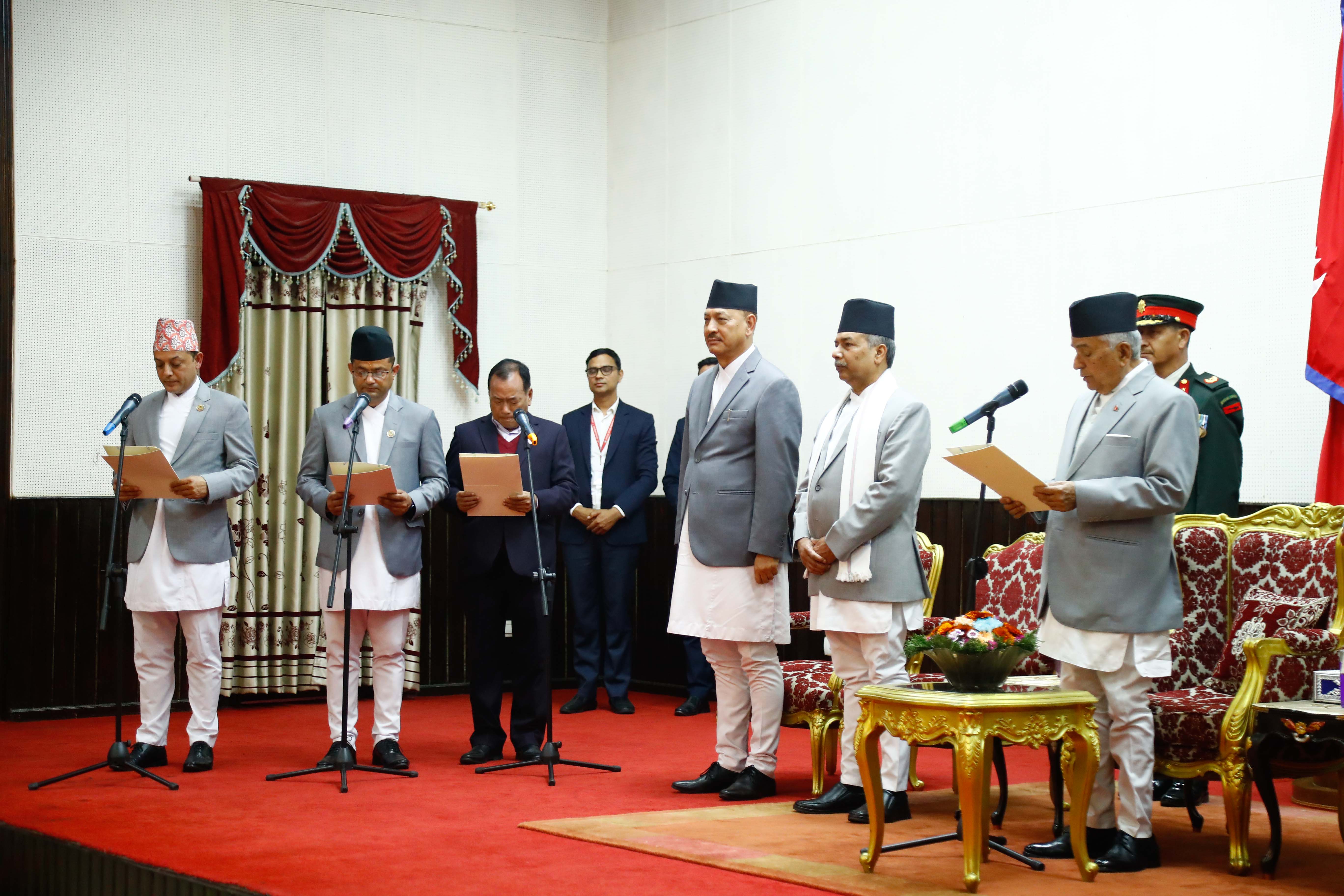 एमाले, माओवादी र रास्वपाका एक–एक मन्त्रीले लिए शपथ