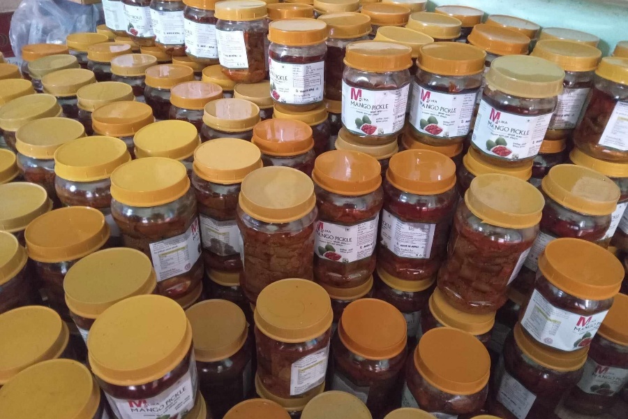 अचार बिक्रीबाट आम्दानी गर्दै कैलालीका महिला, दैनिक २५ जनालाई रोजगारी 