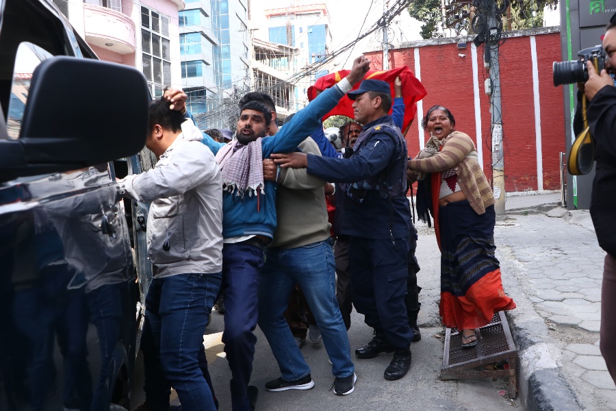 बालुवाटारबाट पक्राउ परे १३ जना मिटरब्याजपीडित 