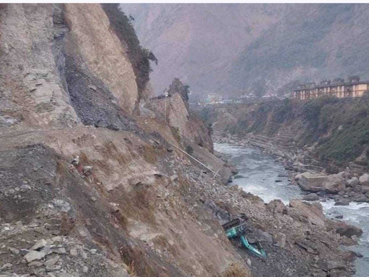 पहिरोले महाकाली लोकमार्ग ४ दिनदेखि अवरुद्ध