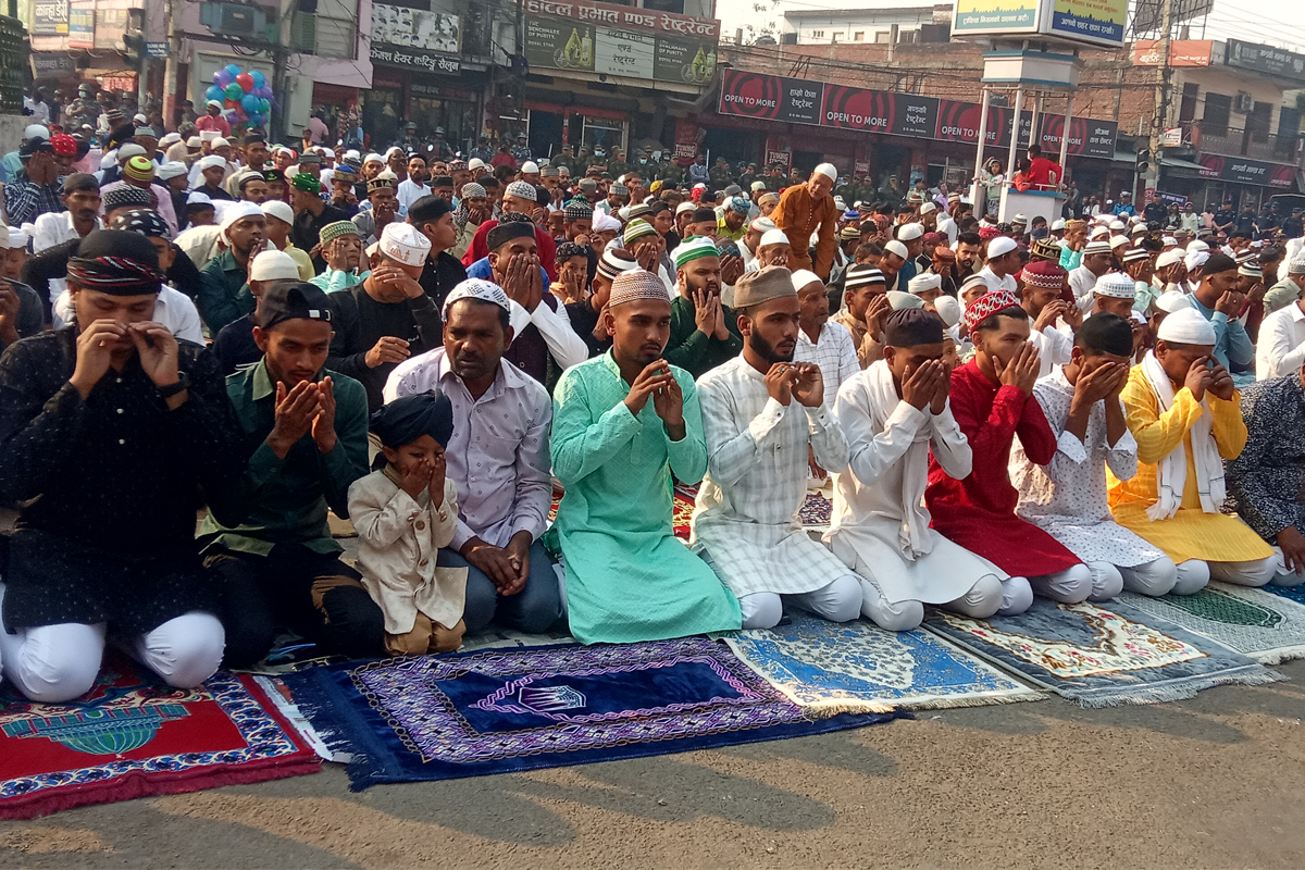 नेपालगन्जमा सामूहिक नमाज पढेर मनाइँदै इद