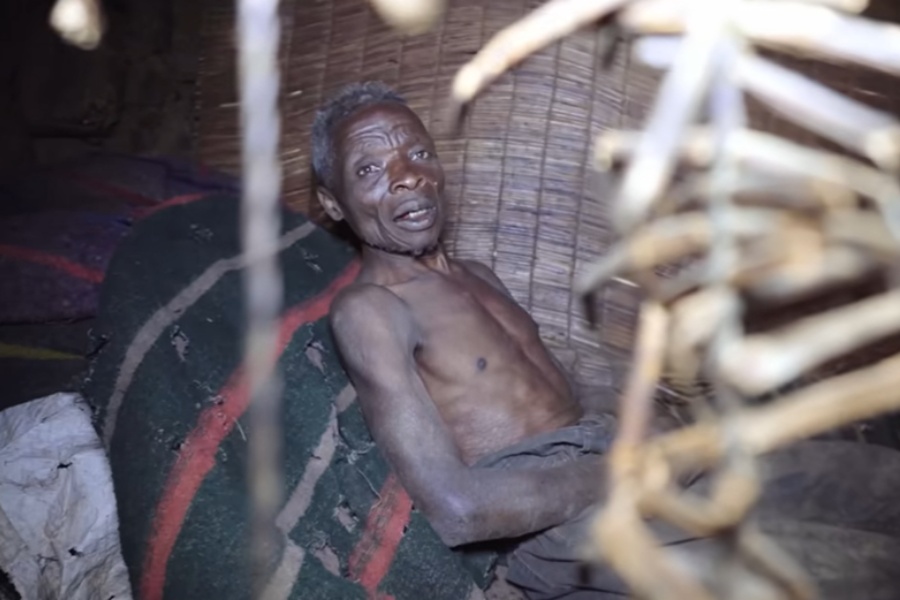 महिलाहरूले आफूलाई नदेखून् भनेर ५५ वर्षदेखि एकान्तवासमा