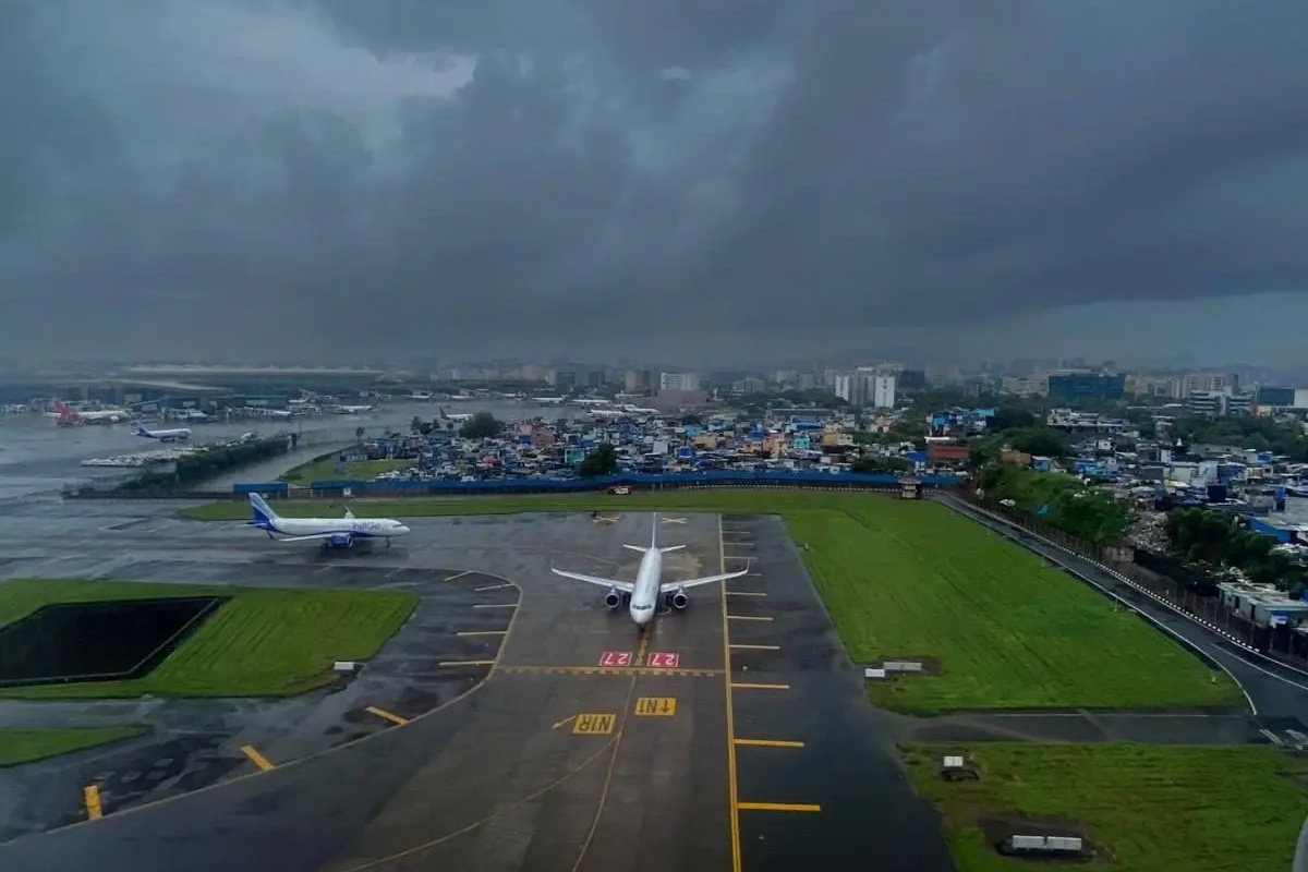 मुम्बईमा भारी वर्षाका कारण उडान प्रभावित