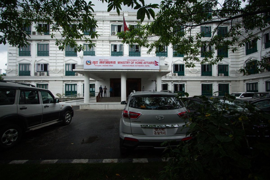 नियमविपरीत राखिएका सुरक्षाकर्मी ४८ घण्टाभित्र फर्काउन गृहको निर्देशन