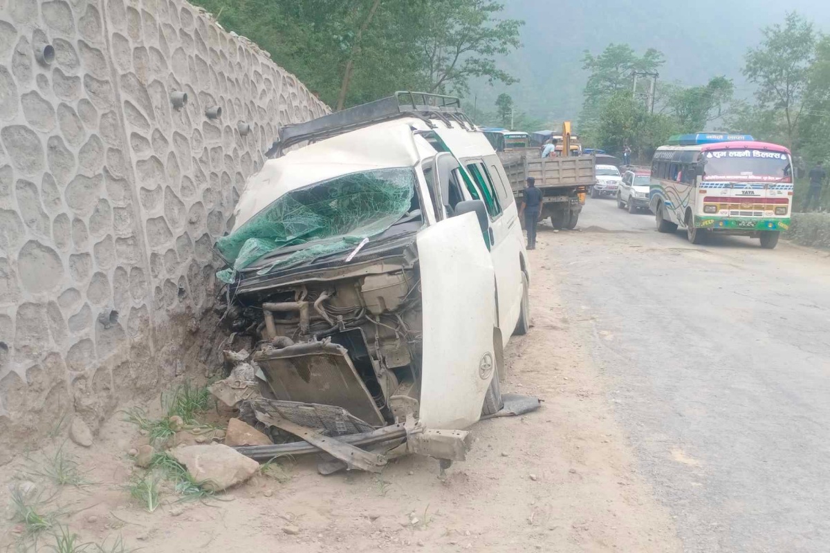 कुरिनटारमा माइक्रोबस र टिपर ठोक्किँदा १३ जना घाइते, २ गम्भीर