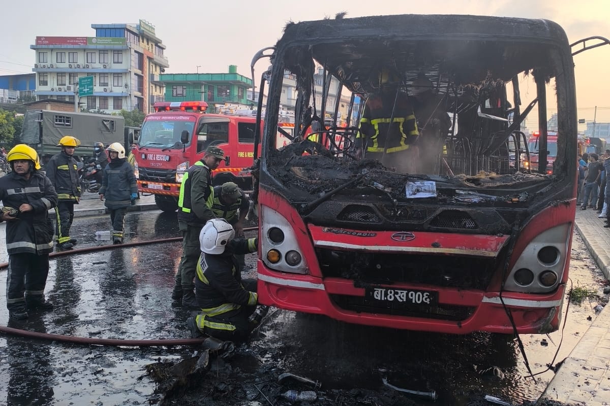 सातदोबाटोमा रोकेर राखेको बसमा आगलागी