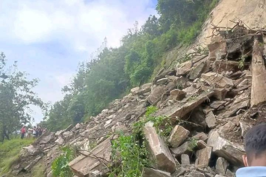 पहिरोले मेची राजमार्गको ताप्लेजुङखण्ड अवरुद्ध