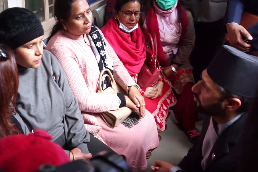 आफैँलाई आगो लगाएका आचार्यकी श्रीमती भन्छिन्– भ्रष्टाचारले उहाँको ज्यान लियो