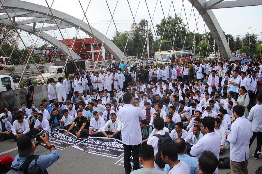 चिकित्सकका माग वार्तामार्फत सम्बोधन गर्न सरकारलाई संसदीय समितिको निर्देशन