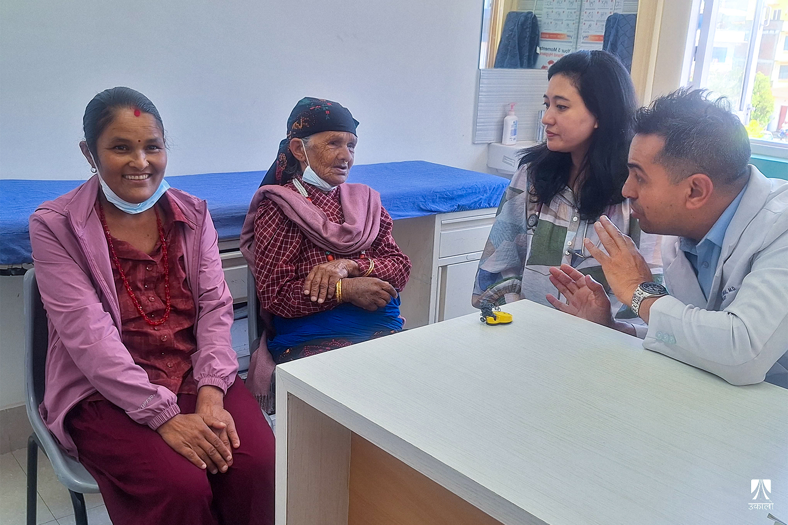 चिकित्सकसँगको कुराकानीका क्रममा गोमा र सीता।