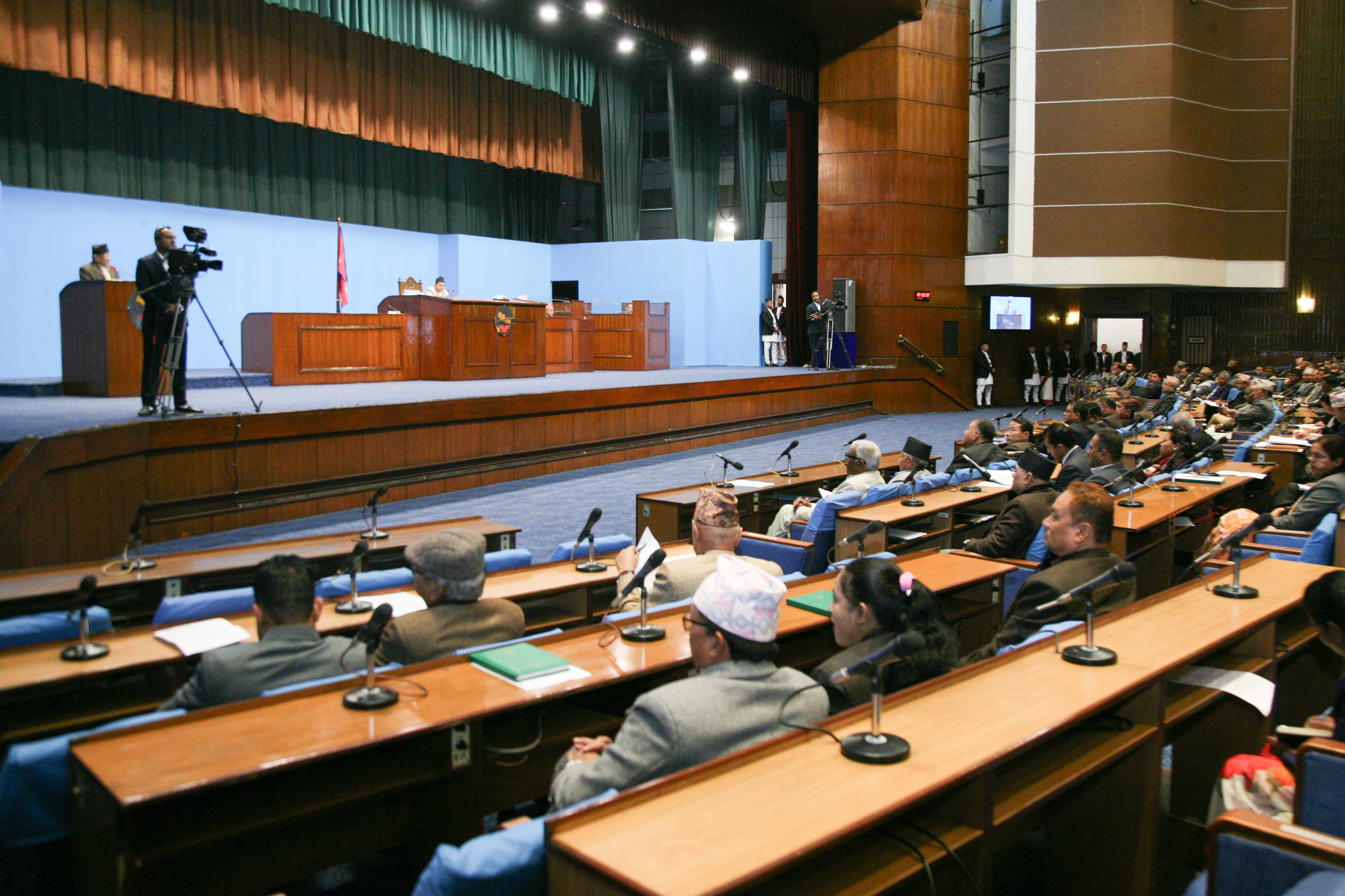 एमालेको प्रश्न– अर्थतन्त्र सीमित घरानामा केन्द्रित हुँदा संविधानको संकल्प कसरी पूरा हुन्छ?