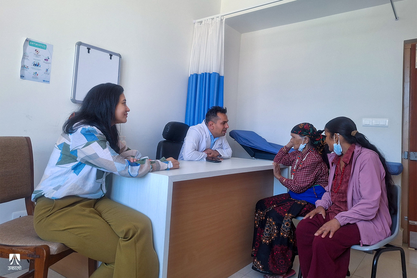 गोमा र सीतासँग कुराकानी दिँदै डा. भुसाल र डा. वैद्य।