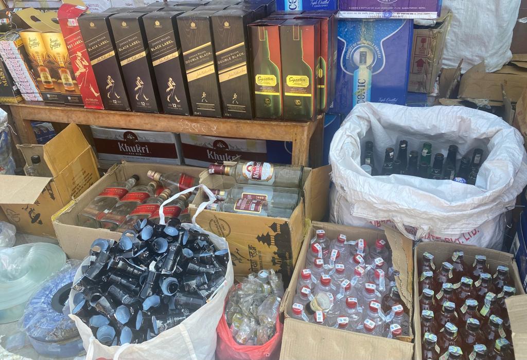 नक्कली मदिरा बनाएर बिक्री गर्ने ३ जना पक्राउ