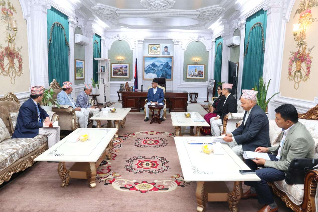 उपनिर्वाचनको तयारीबारे प्रधानमन्त्रीसँग निर्वाचन आयोगका पदाधिकारीको छलफल 