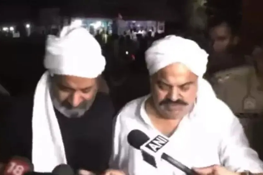 भारतका पूर्वसांसद अतीक अहमद र उनका भाइ अशरफको गोली हानी हत्या, ३ जना पक्राउ