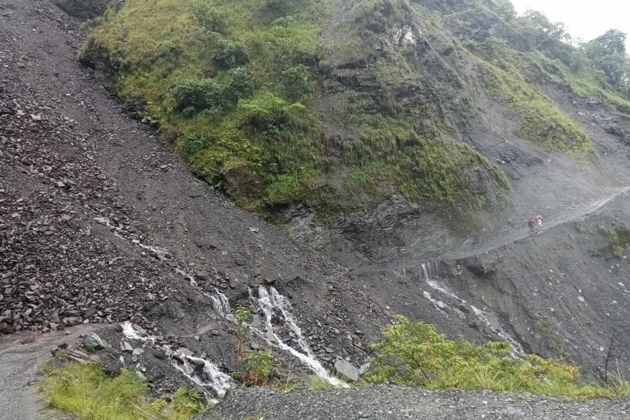 बेनी–दरबाङ सडकमा पहिरो, यातायात अवरुद्ध