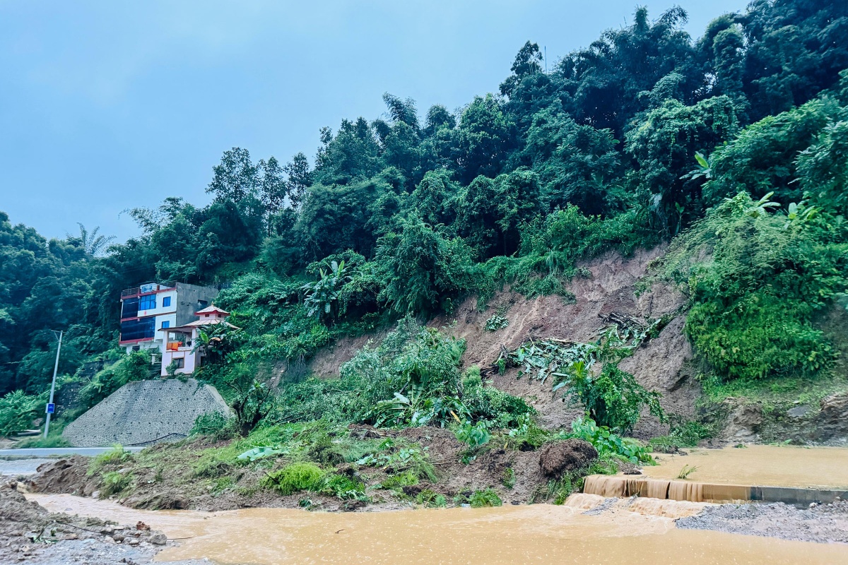 पहिरोका कारण तनहुँका विभिन्न स्थानमा सडक अवरुद्ध