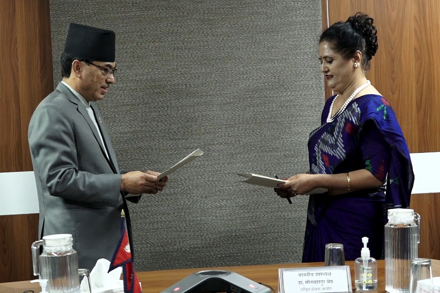 राष्ट्रिय योजना आयोगले पायो पूर्णता, सदस्य ढुंगानाले लिइन् शपथ