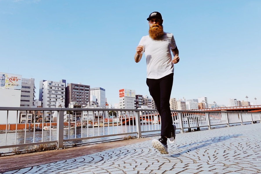 एक वर्षमा २४२ वटा म्याराथन दौडेका बेन