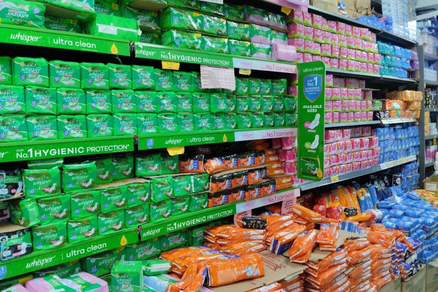 आयातित स्यानिटरी प्याडको मूल्य बढेको बढ्यै, स्वदेशीले बजार नै पाउँदैनन्