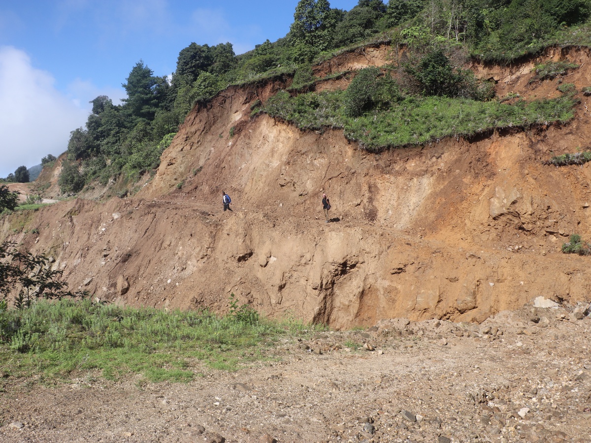 पहिरोले भोजपुरको पाँचधारे–चखेवा सडक अवरुद्ध