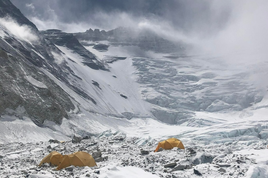 हावाहुरीले सगरमाथाको शिविर २ मा गाडिएका टेन्ट क्षतिग्रस्त