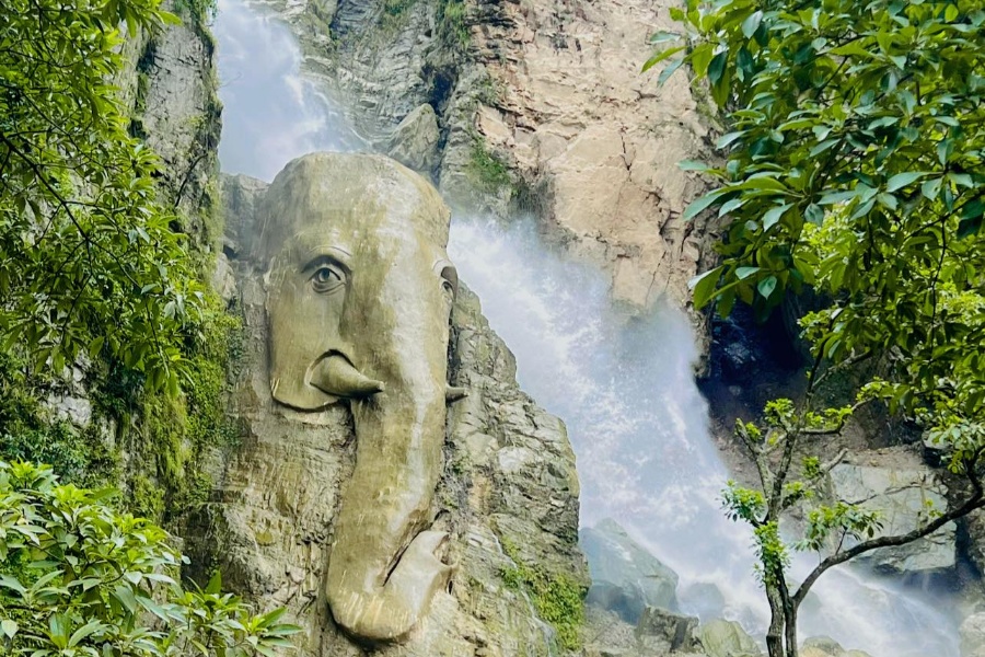 आँबुखैरेनीको ऐनापहरा: ढुंगाको आकृतिले तान्दै पर्यटक