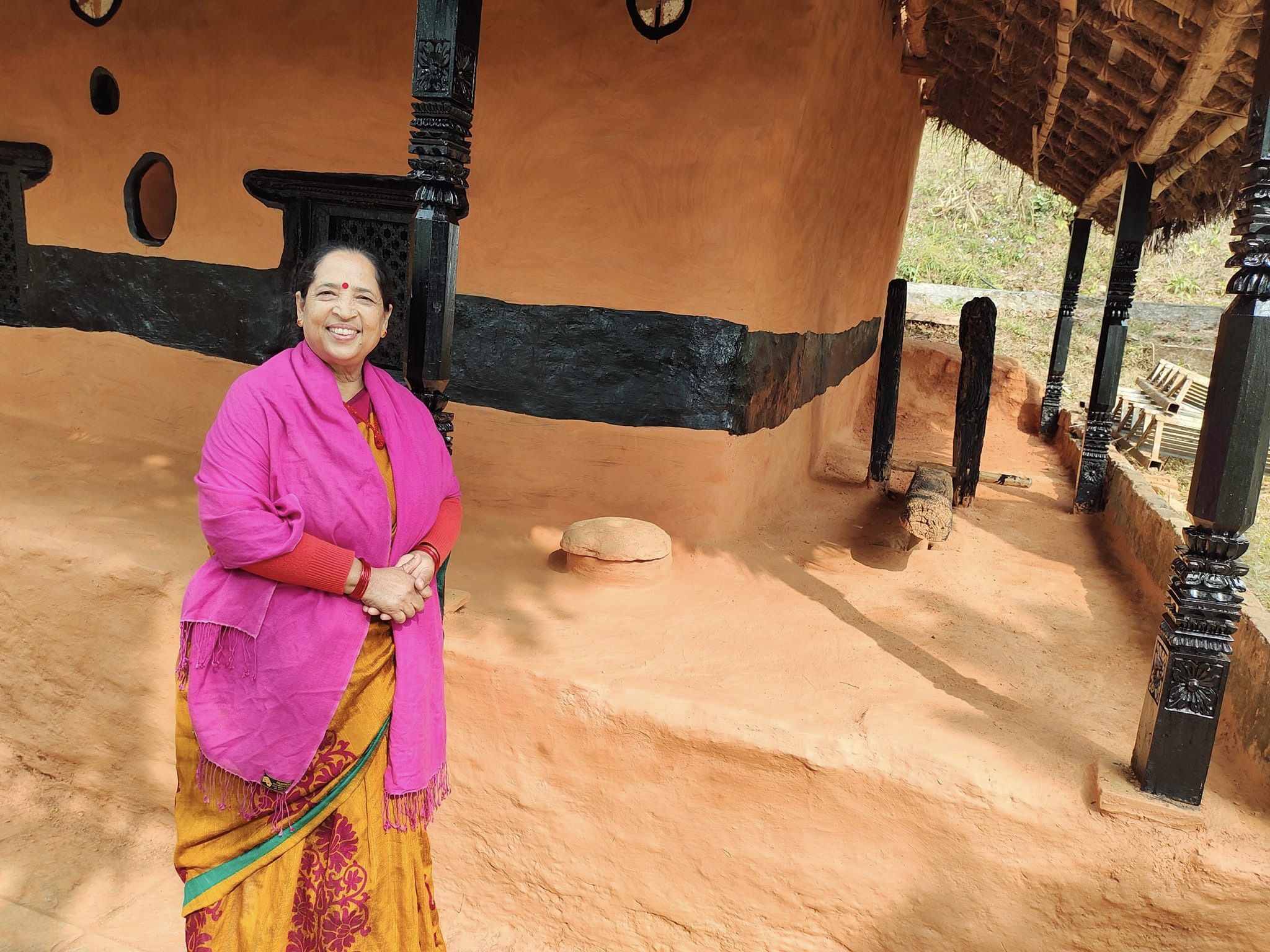 आफ्ना पुराना गीत अर्काइभ गर्दै लोक गायिका हरिदेबी कोइराला