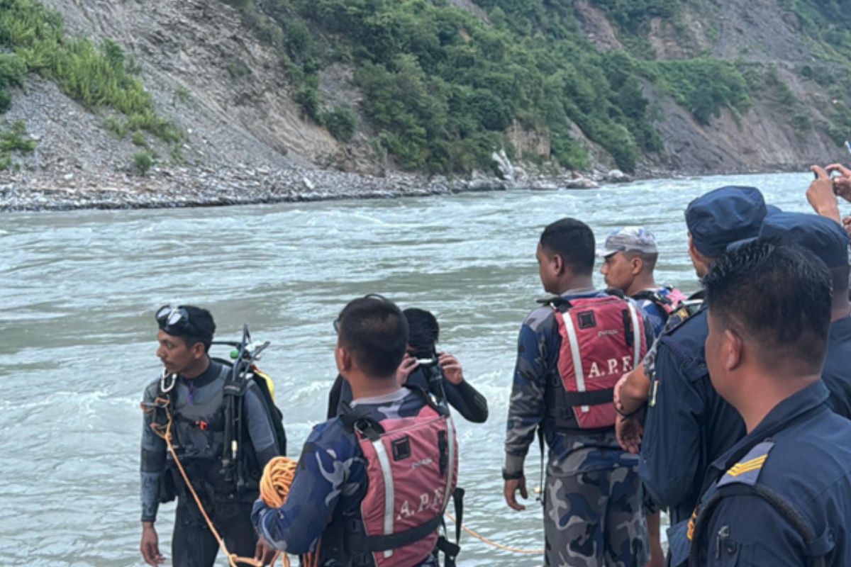 दूधकोशीमा बेपत्ता युवक नभेटिएपछि फर्कियो गोताखोर टोली