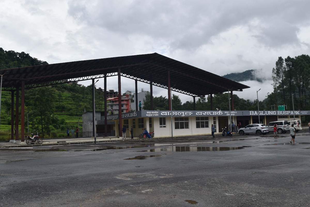 व्यवसायीले सवारी नलगेपछि सुनसान बन्यो बागलुङ बसपार्क