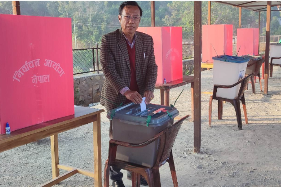 पूर्वमन्त्री किरण गुरुङले गरे मतदान