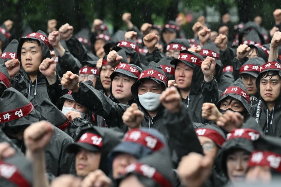 पारिश्रमिक र बिदा बढाउन माग गर्दै सामसुङका कर्मचारी हडतालमा