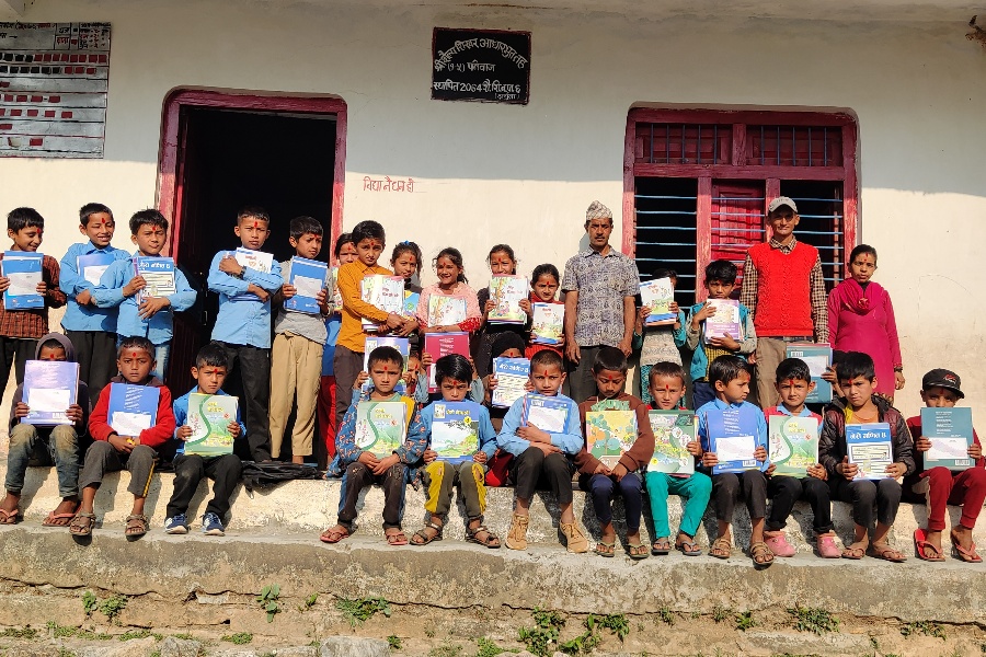 दार्चुलामा विद्यार्थीलाई भर्नासँगै पाठ्यपुस्तक