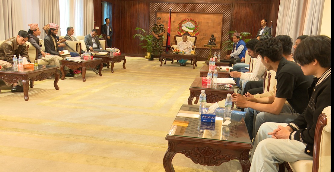 जेनजी प्रतिनिधिहरूसँग संवाद गर्दै प्रधानमन्त्री कार्की।