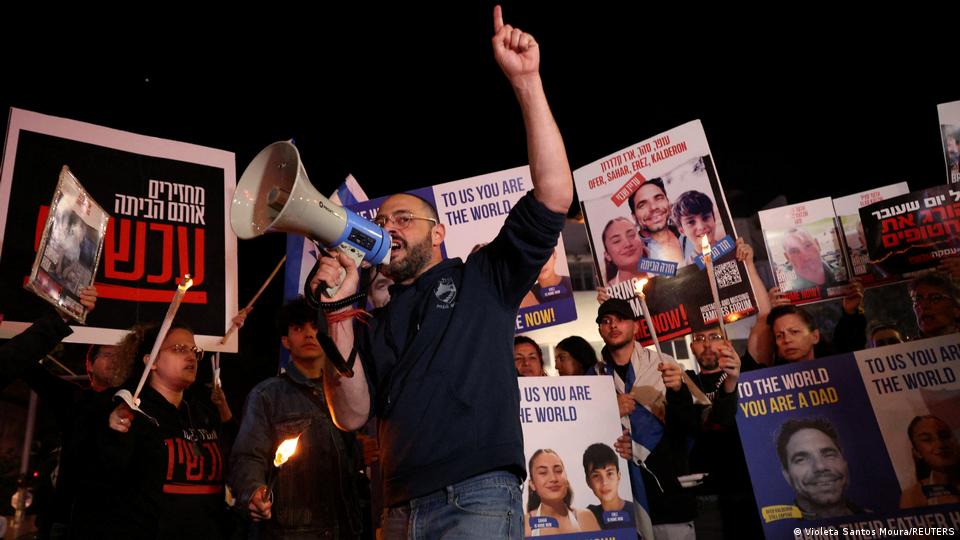 इजरायली सेनाको आक्रमणबाट तीन बन्धकको मृत्युपछि तेल अभिवमा प्रदर्शन