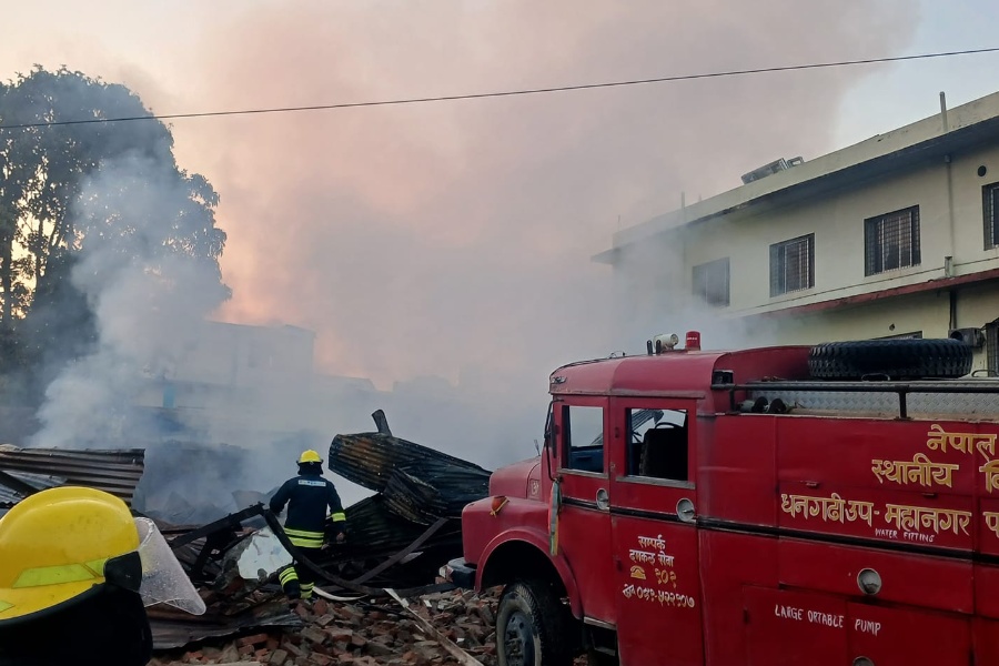 धनगढीस्थित खाद्य संस्थानको भवनमा आगलागी, अस्पतालसहित ८ वटा पसलमा क्षति