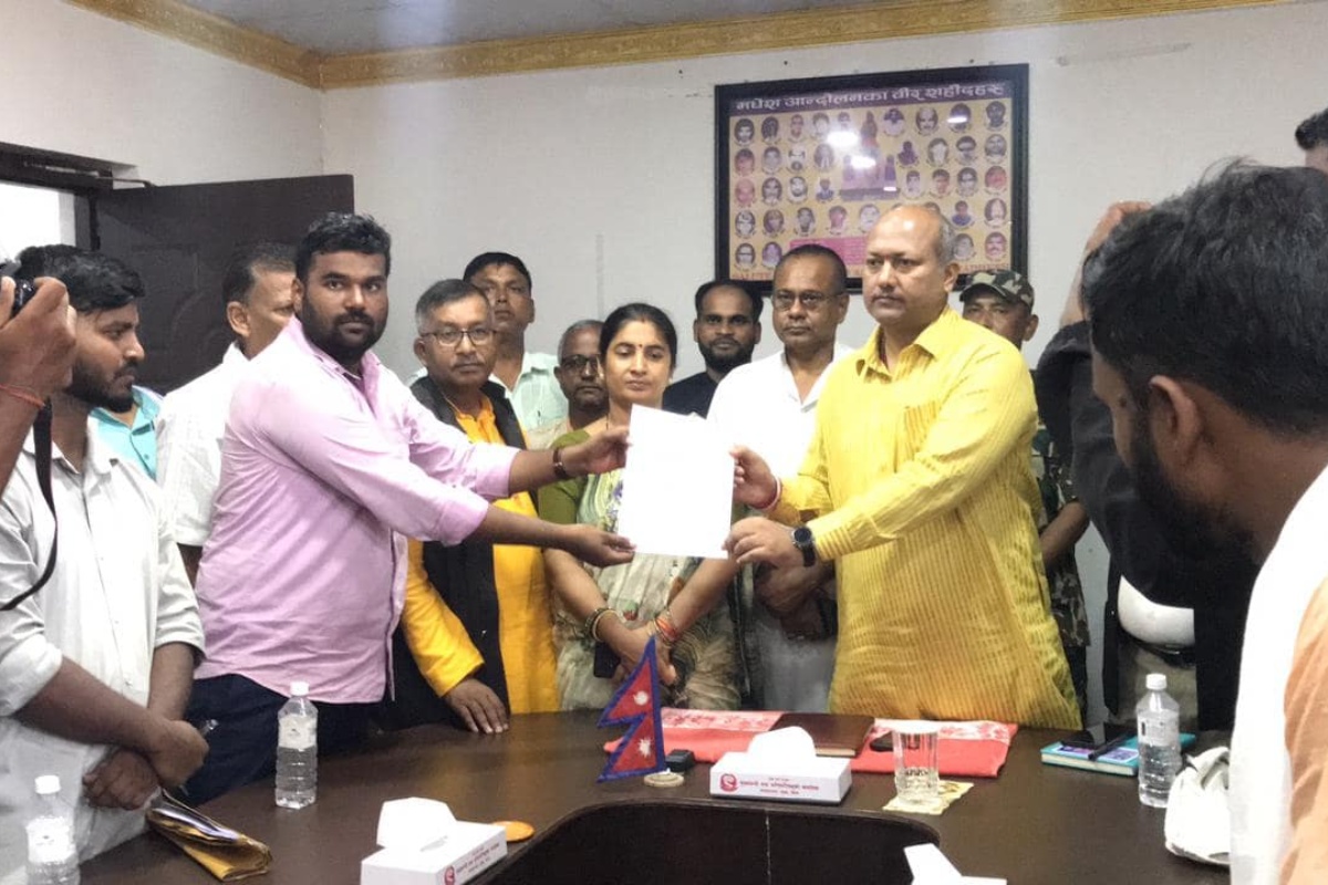 कमला नदीमा पुलको माग गर्दै इन्जिनियरले बुझाए मुख्यमन्त्री सिंहलाई ज्ञापनपत्र