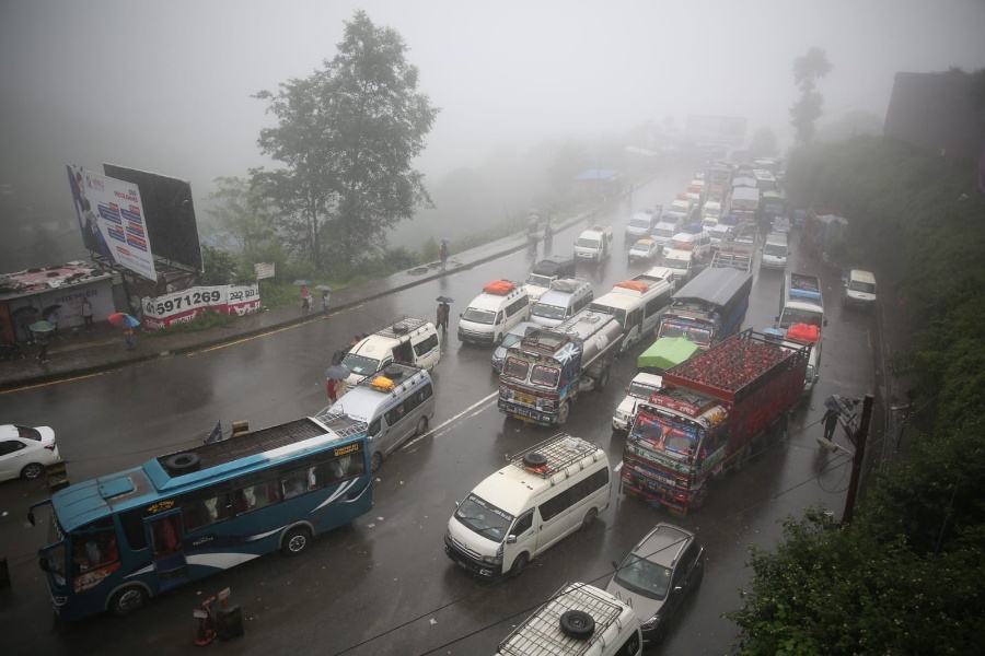 नागढुंगामा पहिरोका कारण अवरुद्ध सडक एकतर्फी खुल्यो