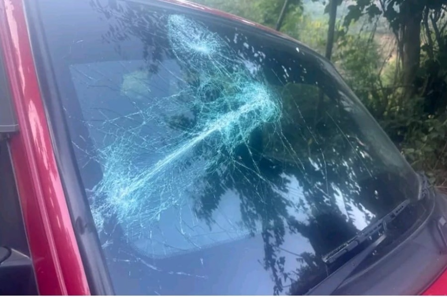 ढुंगा प्रहारबाट एमाले नेता भट्टराई सवार गाडीमा क्षति