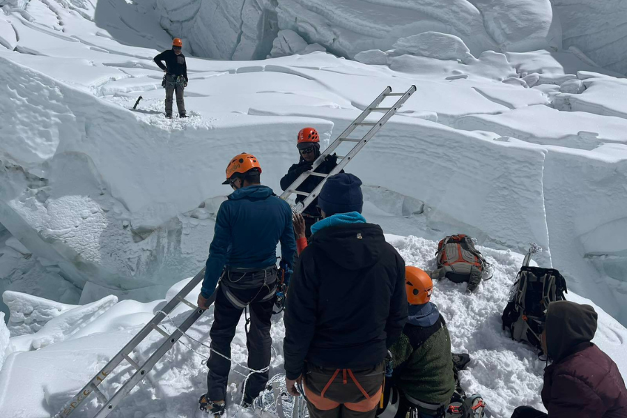 सगरमाथा आरोहणका लागि बाटो बनाउने क्रममा हिउँमा पुरिएर ३ शेर्पा गाइड बेपत्ता