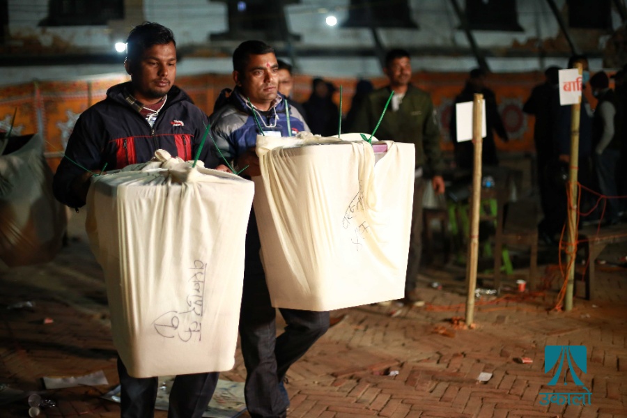 मतगणनास्थल लगिँदै मतपेटिका [तस्वीरहरू]