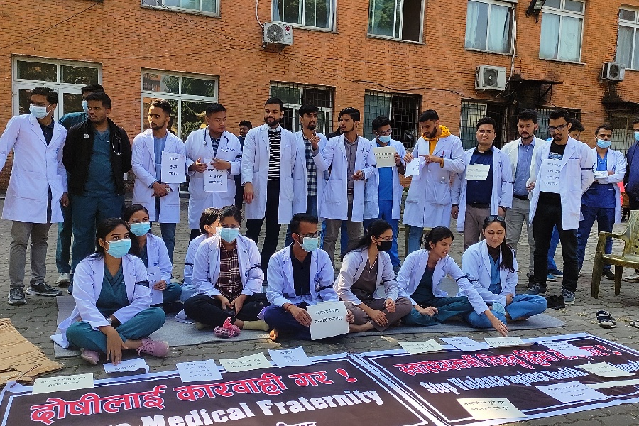 पाटन अस्पतालमा आकस्मिकबाहेकका सेवा बन्द, किन आन्दोलित छन् चिकित्सक?