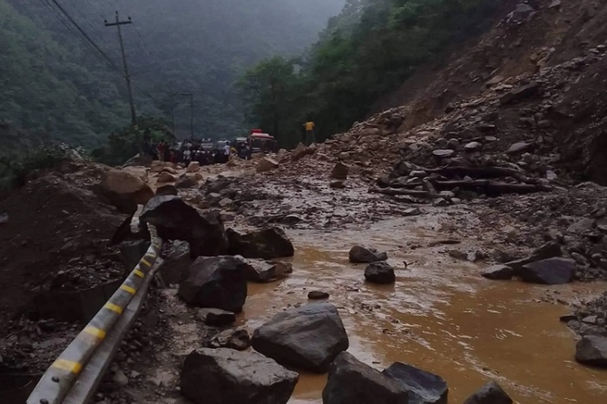 चितवन पहिरो: दुवै बस त्रिशूलीमा खसेको आशंका, ६० जनाभन्दा बढी यात्रु बेपत्ता