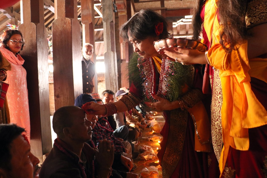 अञ्जली दिदीको हातबाट २ सय बढीले लगाए भाइटीका